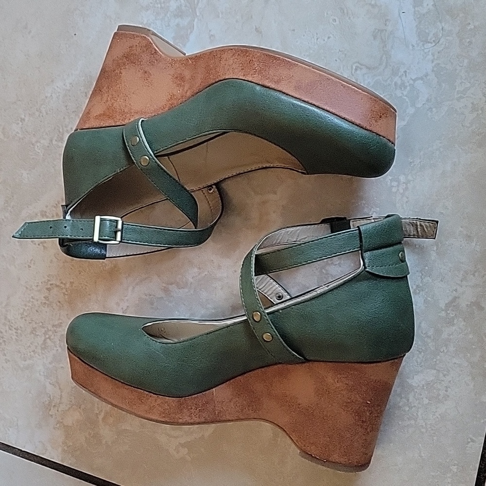 Green Dakota Criss Cross Platform Shoes - Picture 1 of 10